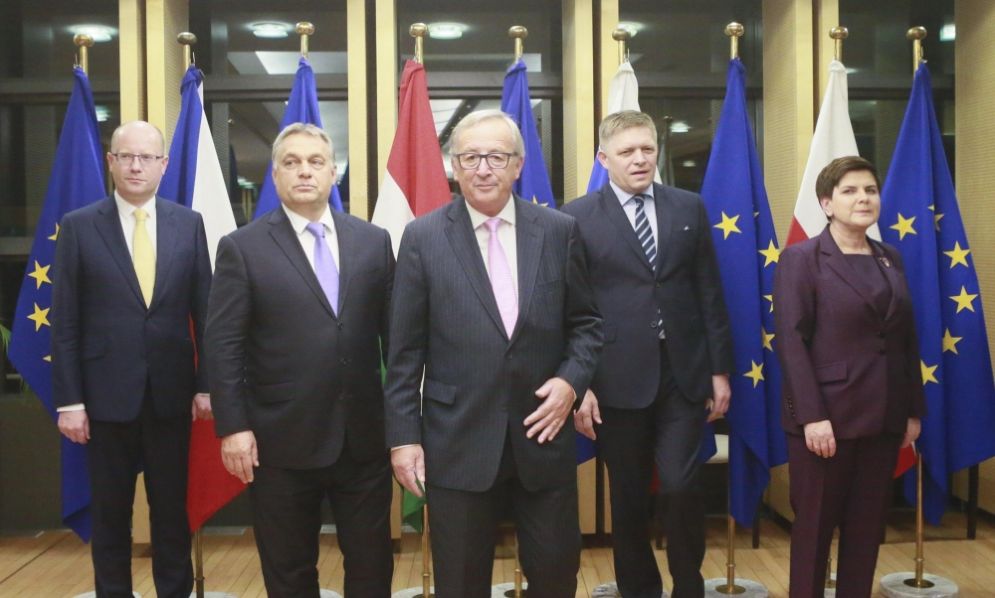 Il presidente della Commissione europea, Jean-Claude Juncker, e i primi ministri dei paesi di Visegrad