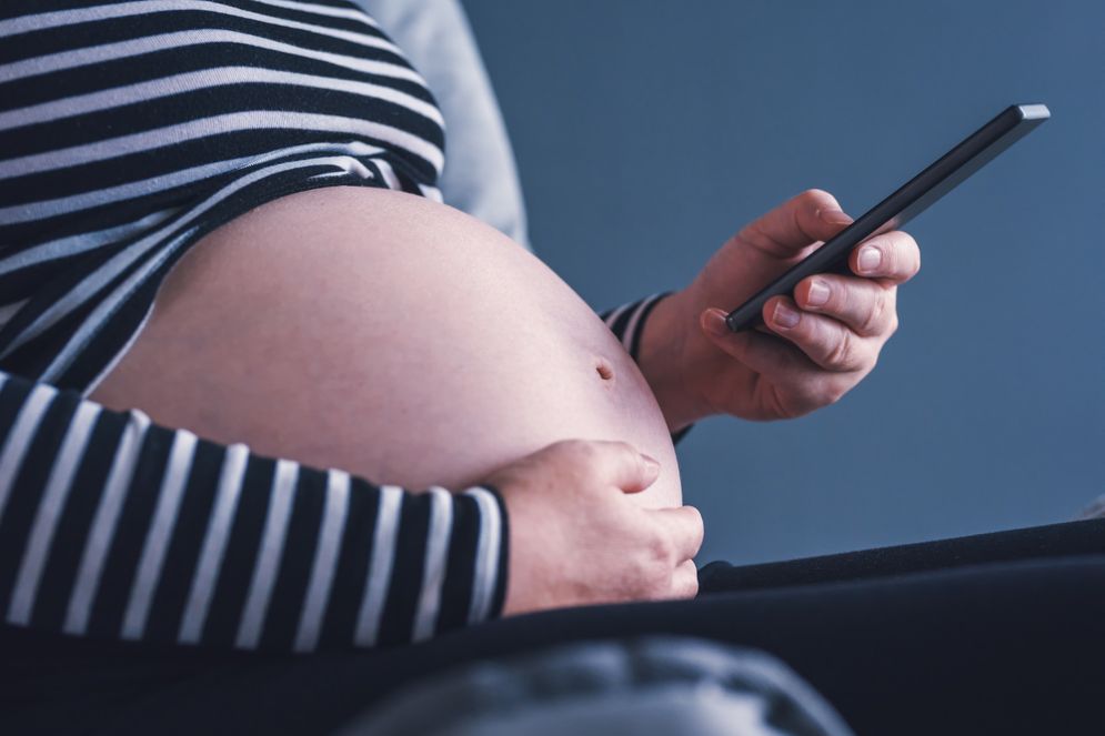 Rischio aborto spontaneo usando lo smartphone in gravidanza