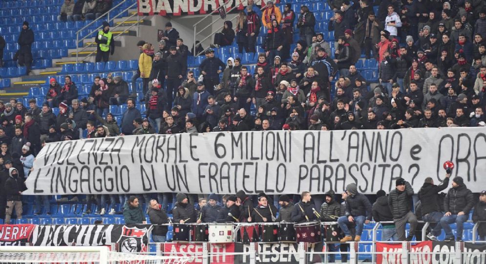 Lo striscione contro Donnarumma esposto dai tifosi del Milan contro il Verona