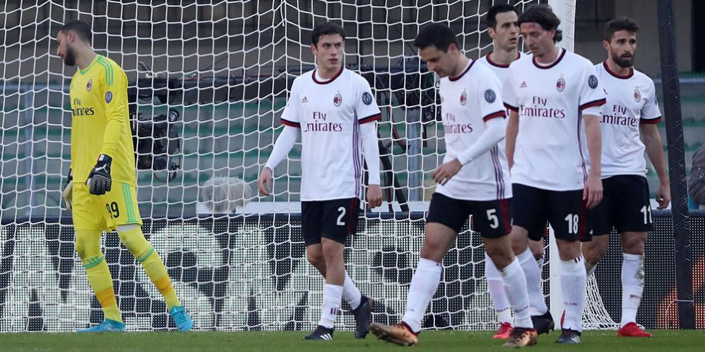 I rossoneri affranti dopo un gol del Verona