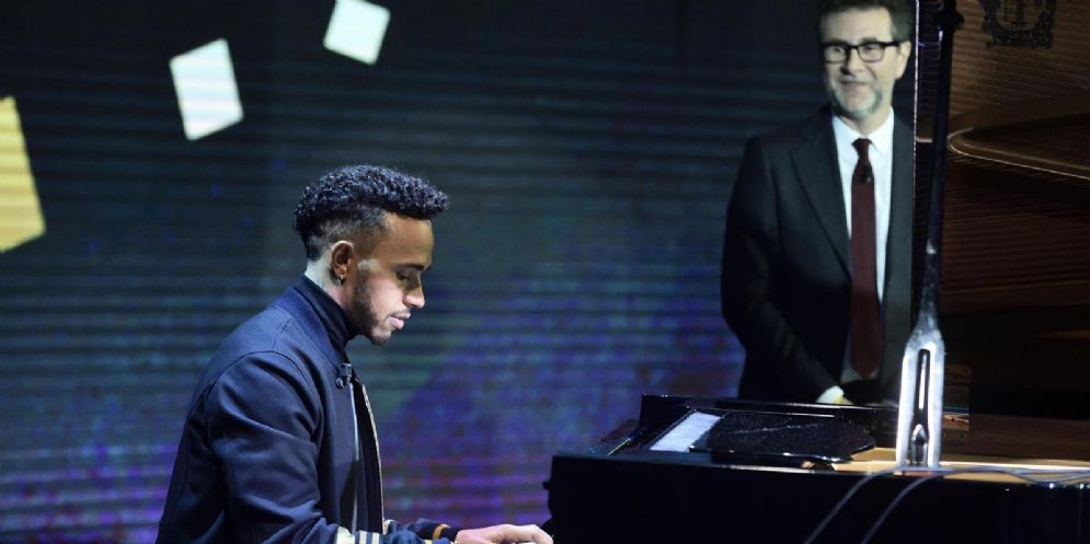 Lewis Hamilton seduto al piano davanti a Fabio Fazio a Che tempo che fa su Rai 1