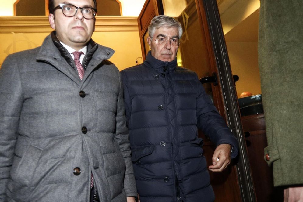 L'ex amministratore delegato di Veneto Banca Vincenzo Consoli all'uscita di Palazzo San Macuto al termine dell'audizione davanti alla commissione parlamentare d'inchiesta sulle banche