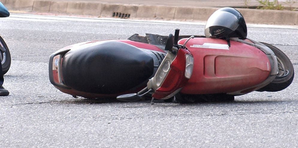 Esce di strada con lo scooter: una persona in ospedale