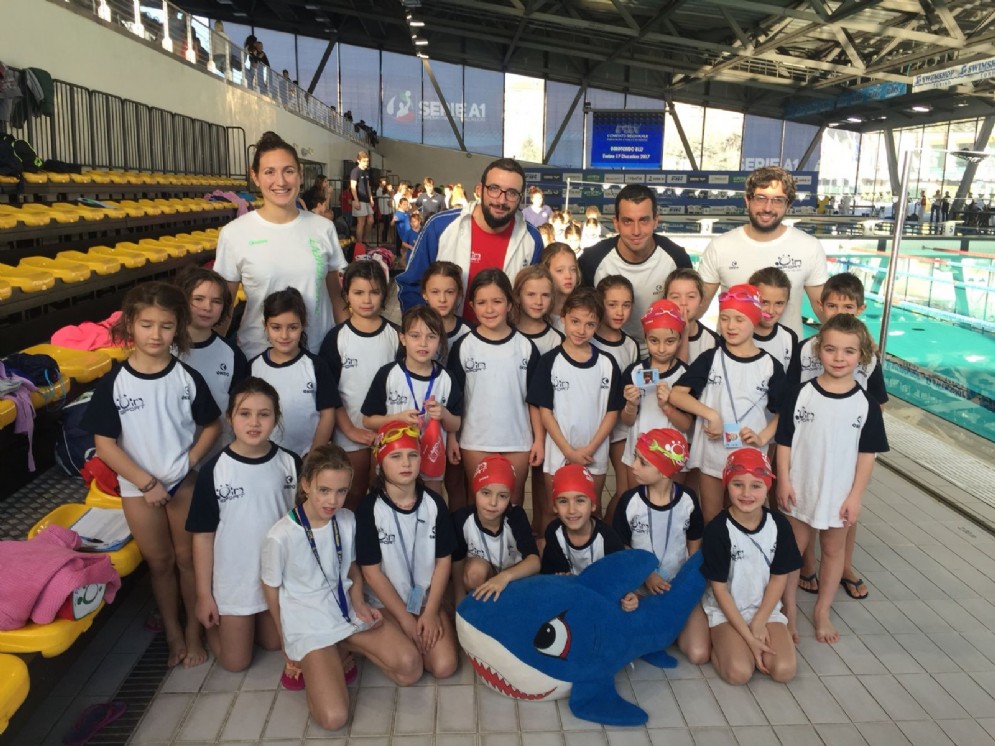 I bambini si allenano alla piscina Rivetti