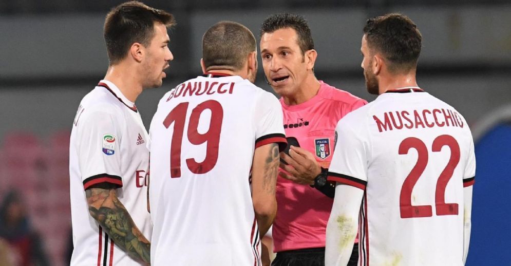 L'arbitro internazionale Doveri discute con alcuni calciatori del Milan