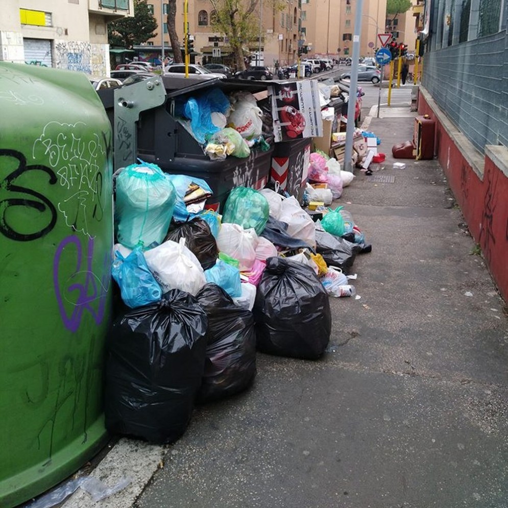 La spazzatura di Natale invade le strade di Roma