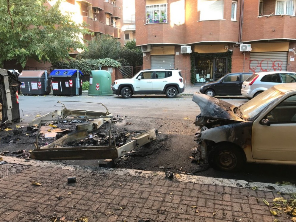 Ostia, cassonetti in fiamme