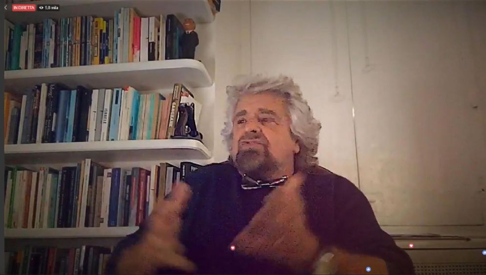 Un frame tratto dal "contro discorso" di fine anno pubblicato da Beppe Grillo sul suo blog