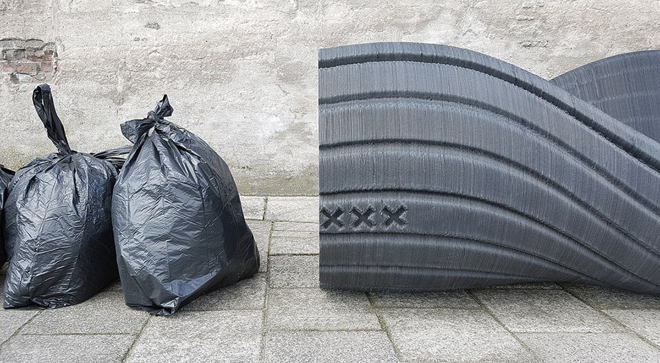 La panchina per città fatta con la plastica riciclata