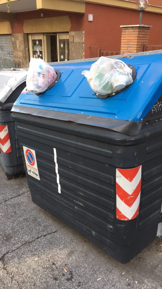 Cassonetti stracolmi a Monteverde