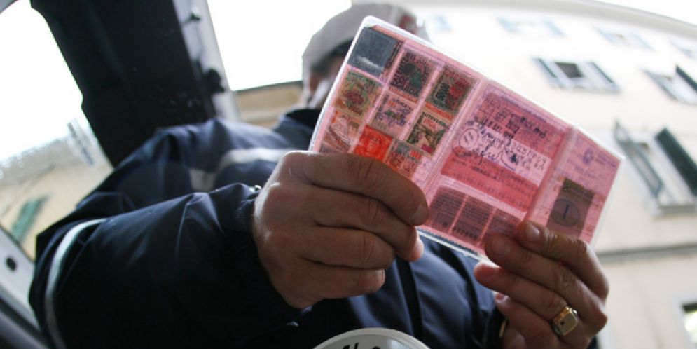 Senza patente si fa inseguire dalla Polizia