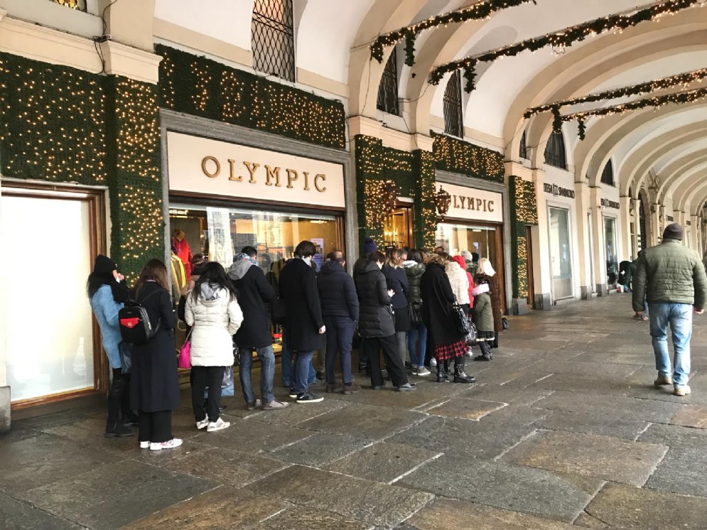 Saldi a Torino, la «piccola» coda davanti a Olympic