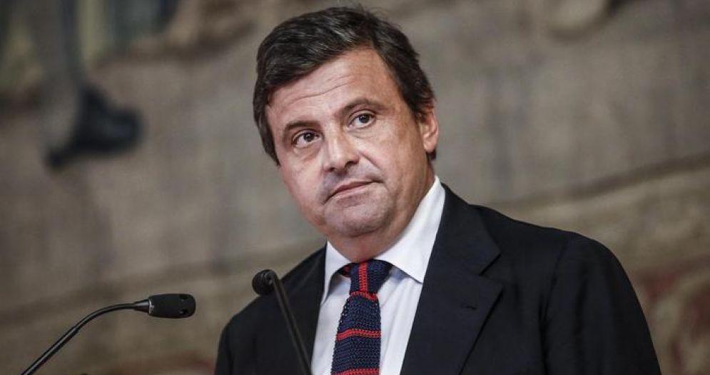 Calenda torna alla carica sul canone Rai: «Dai renziani squallidi attacchi contro di me»