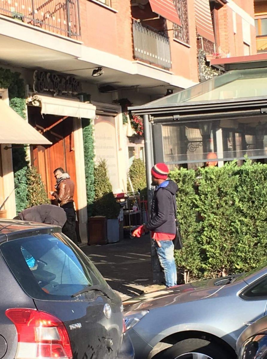Roma: alcuni degli immigrati all'esterno dei negozi nel quartiere Monteverde