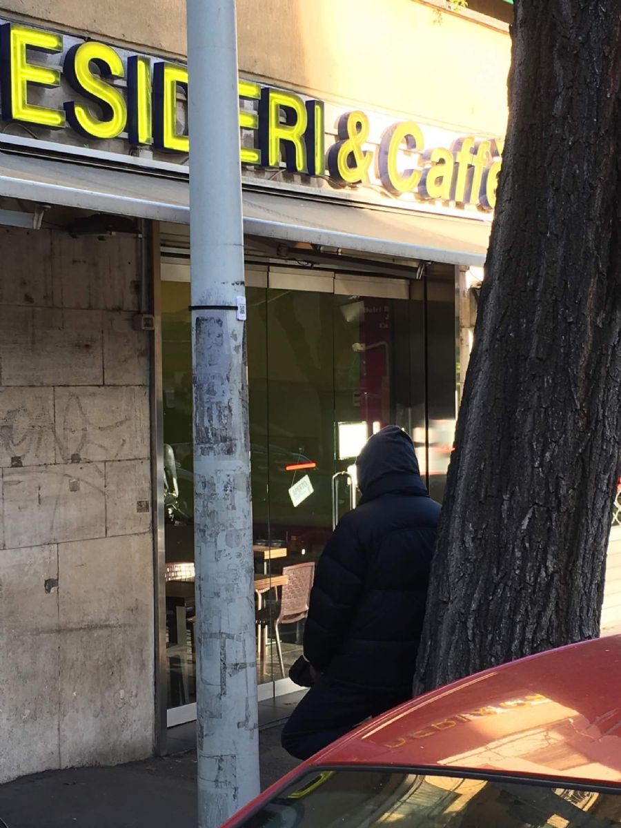 Roma: alcuni degli immigrati all'esterno dei negozi nel quartiere Monteverde