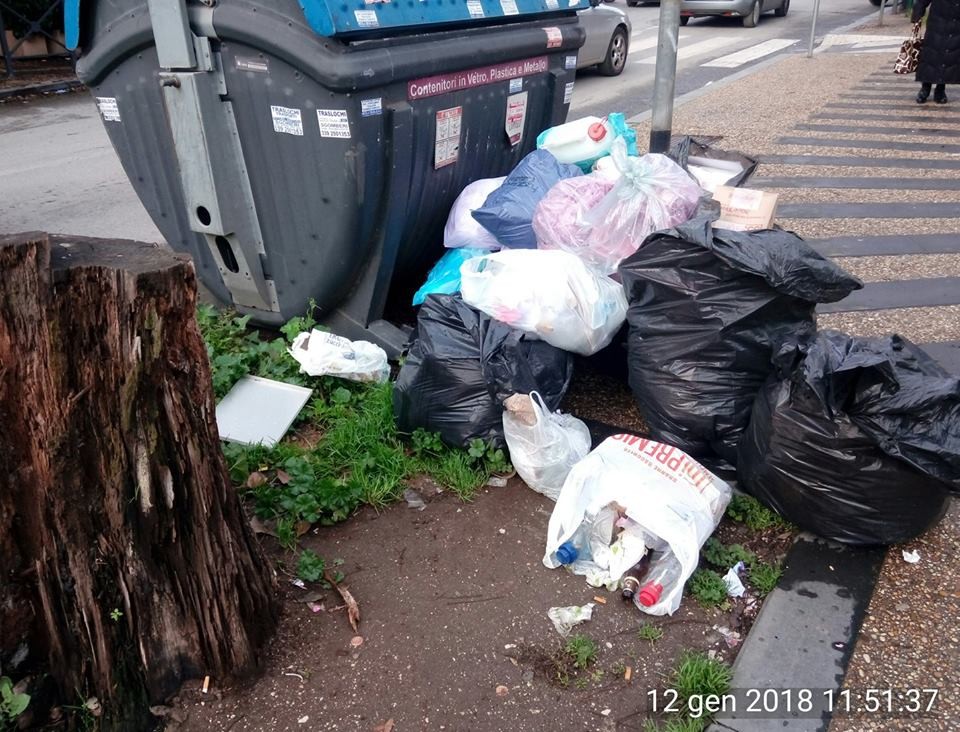 Non solo roghi: anche a Tor Sapienza è emergenza rifiuti