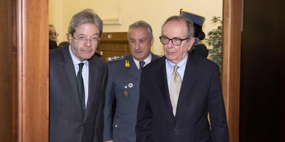 Il Premier Paolo Gentiloni con il Ministro Padoan