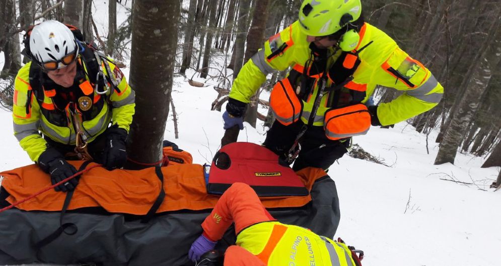 Cade mentre scala una cascata di ghiaccio: 43enne ferito in modo grave