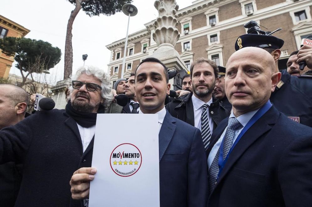 Beppe Grillo e Luigi Di Maio davanti al Viminale con il simbolo del Movimento Cinque Stelle.