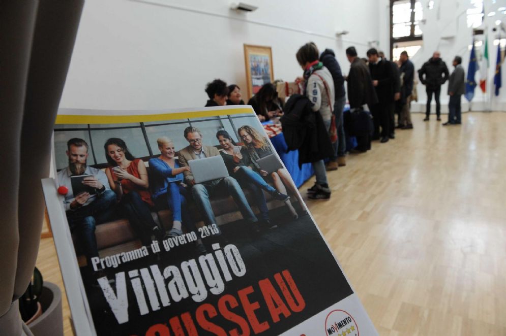 Un momento della presentazione di villaggio Rousseau, la kermesse del M5Sall'Aurum di Pescara