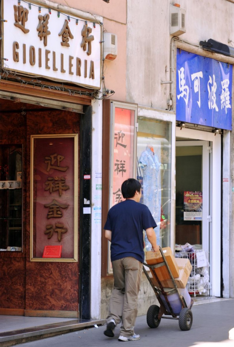 Negozi cinesi nel quartiere esquilino a Roma, zona adiacente piazza Vittorio