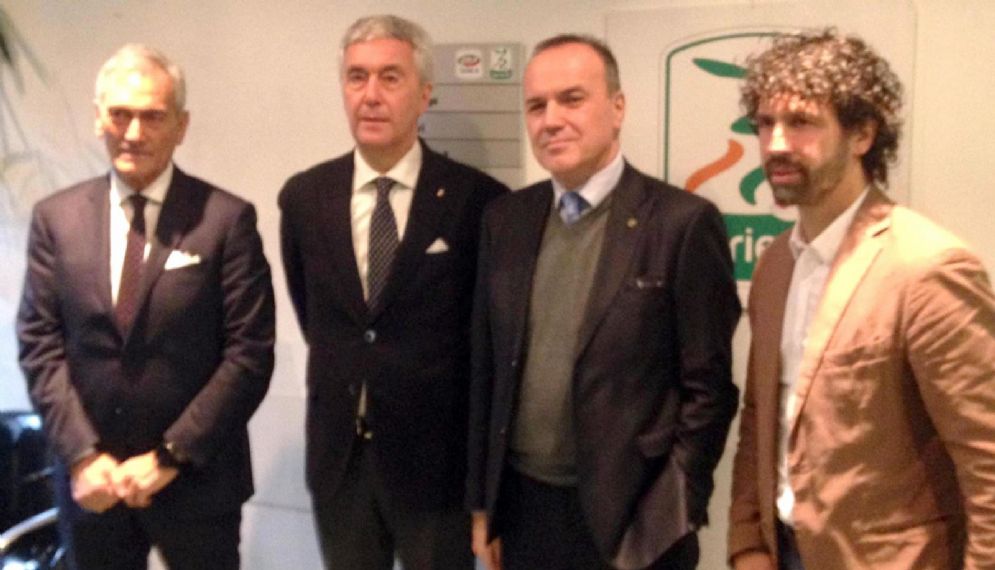 I tre candidati con il presidente della Lega B Mauro Balata