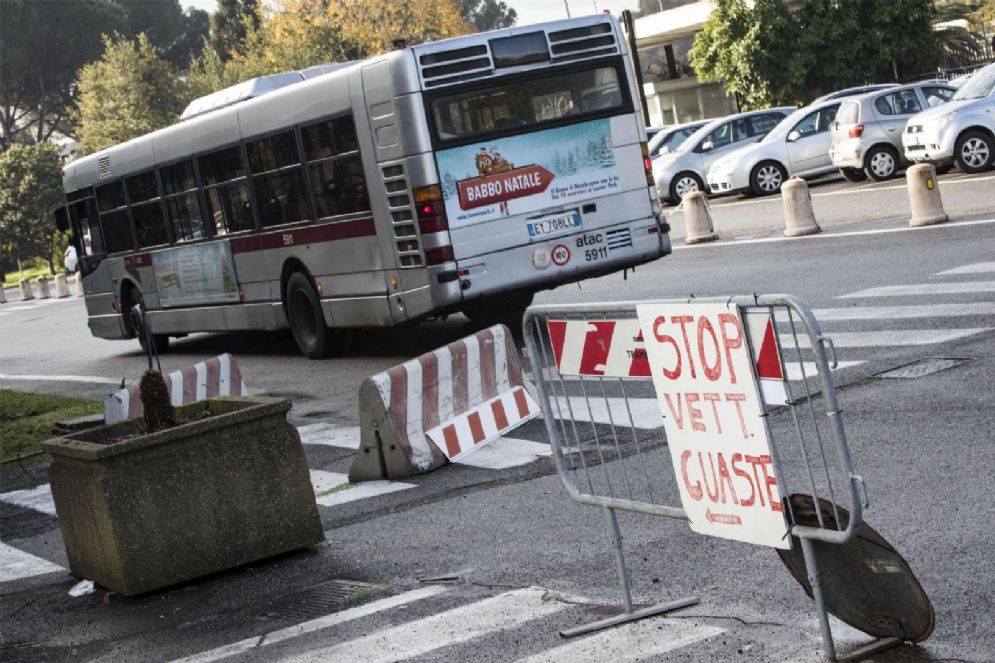 Mezzi ATAC dismessi all'interno del deposito in via della Stazione di Grottarossa