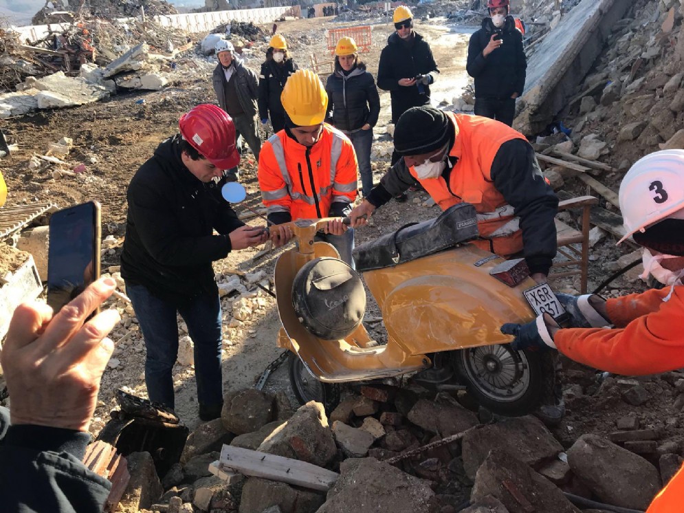 Le operazioni di recupero della Vespa