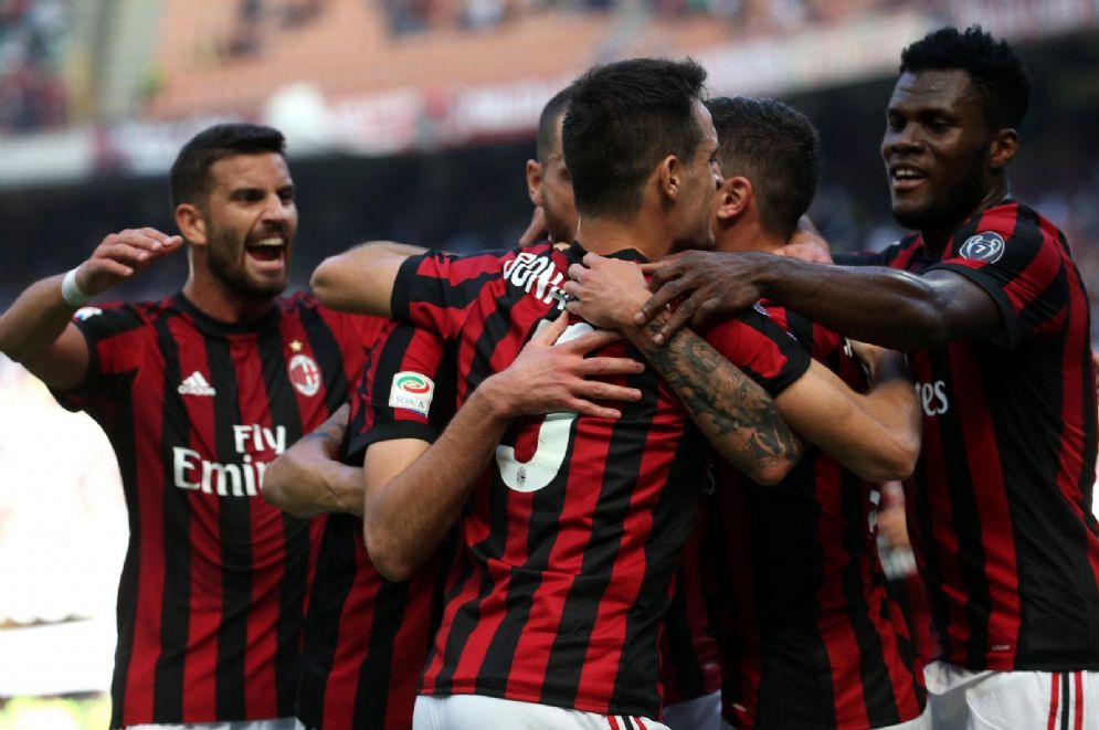 La gioia dei rossoneri dopo la vittoria contro l'Udinese all'andata