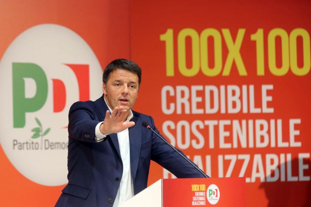 Il segretario del Pd, Matteo Renzi, durante la presentazione del programma elettorale del partito nella sede dell'Opificio Golinelli, Bologna