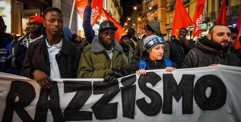 Sit-in di protesta davanti alla prefettura di Macerata.
