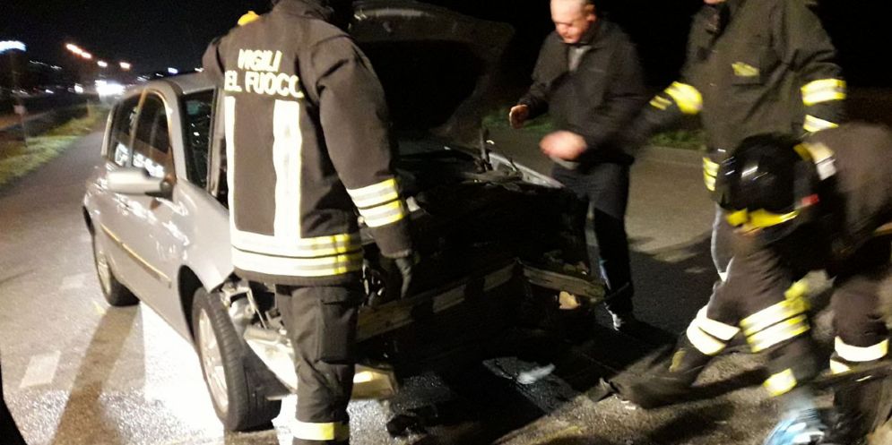 Scontro tra due auto sulla Tresemane: ferite due donne