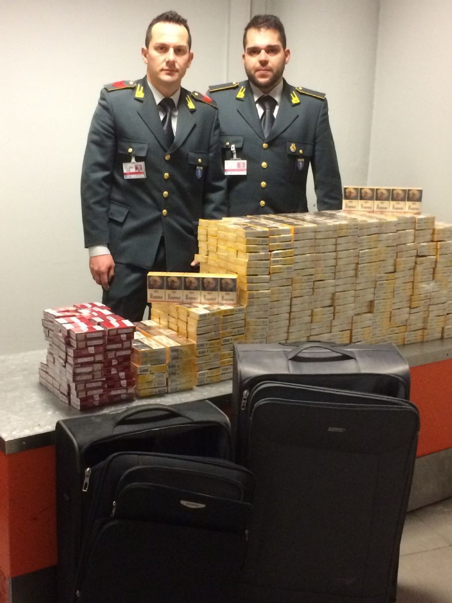 Le sigarette sequestrate al passeggero