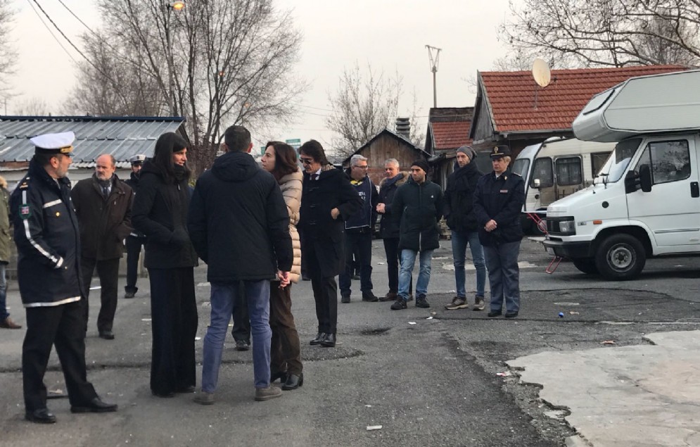Il sopralluogo al campo nomadi