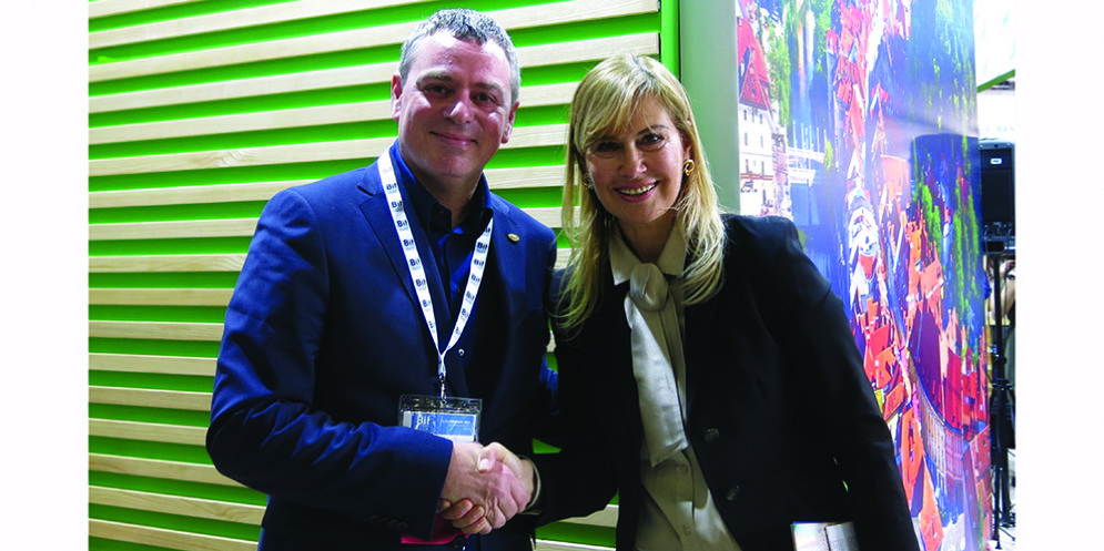 Mauro Bernardini, presidente di Mpi Italia, e Suzana Pavlin, sales manager del Gruppo Hit, all’atto della stipula dell’accordo