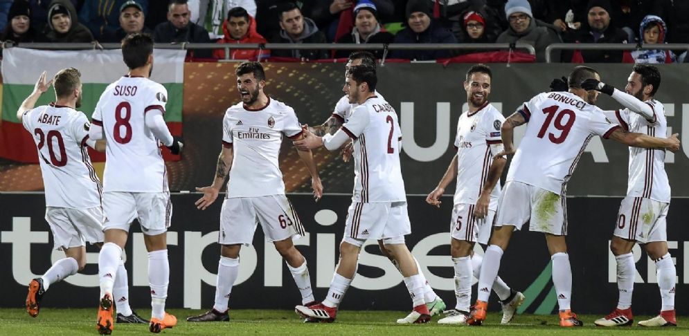 I rossoneri festeggiano Cutrone dopo il primo gol del Milan