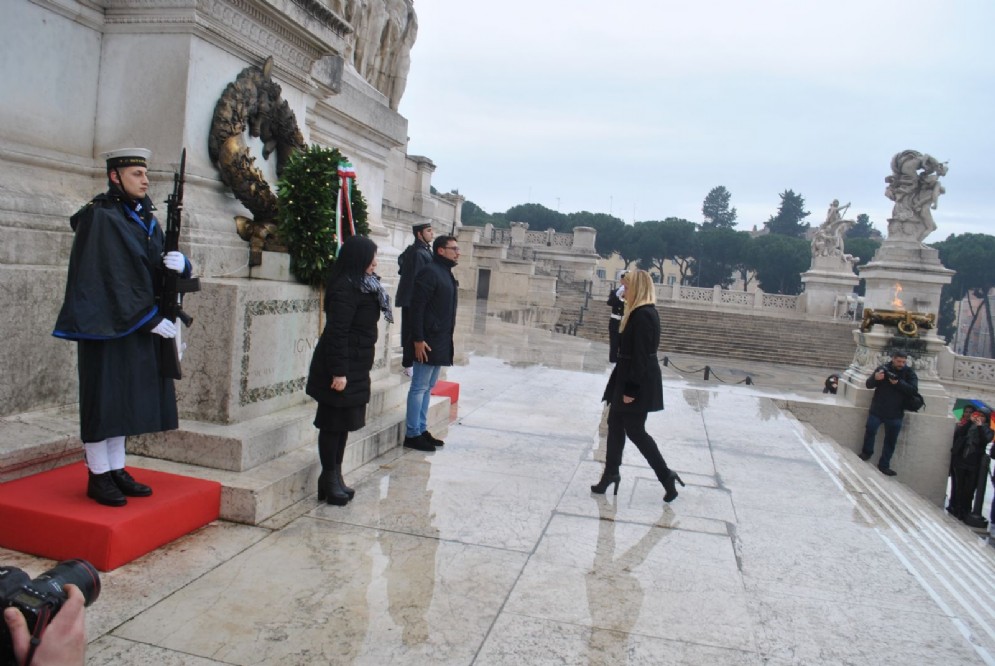 La deposizione della corona di fiori al Milite ignoto da parte di Fratelli d'Italia