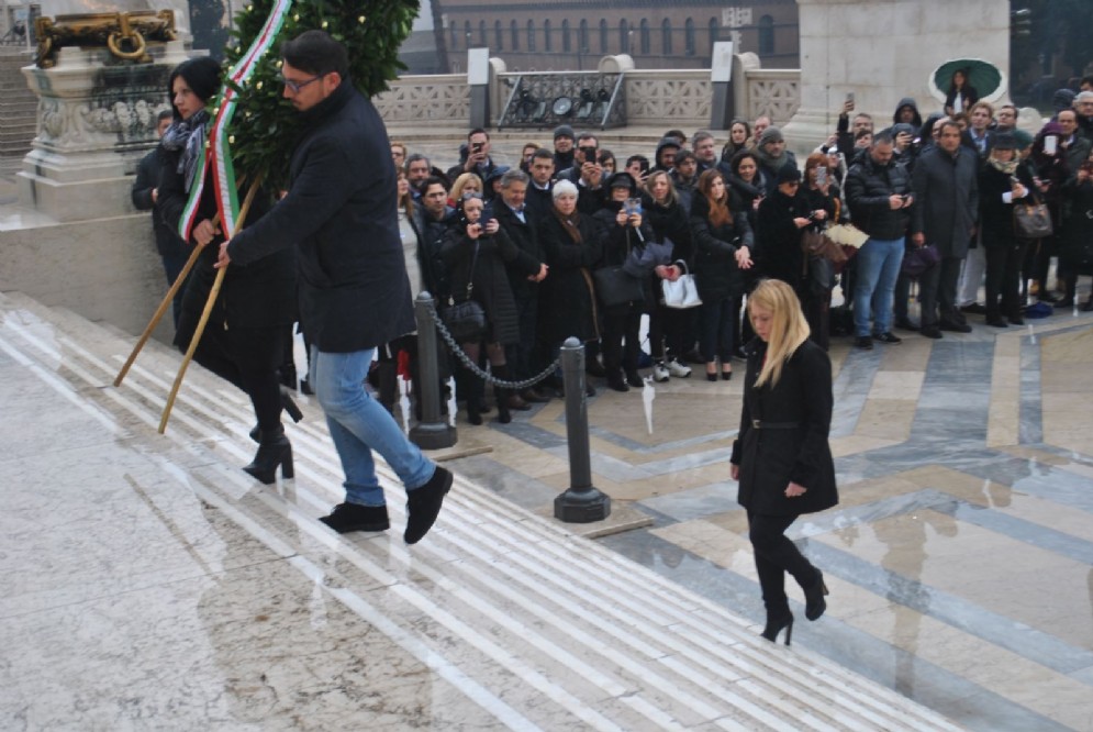 La deposizione della corona di fiori al Milite ignoto da parte di Fratelli d'Italia