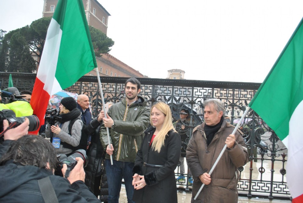 La deposizione della corona di fiori al Milite ignoto da parte di Fratelli d'Italia