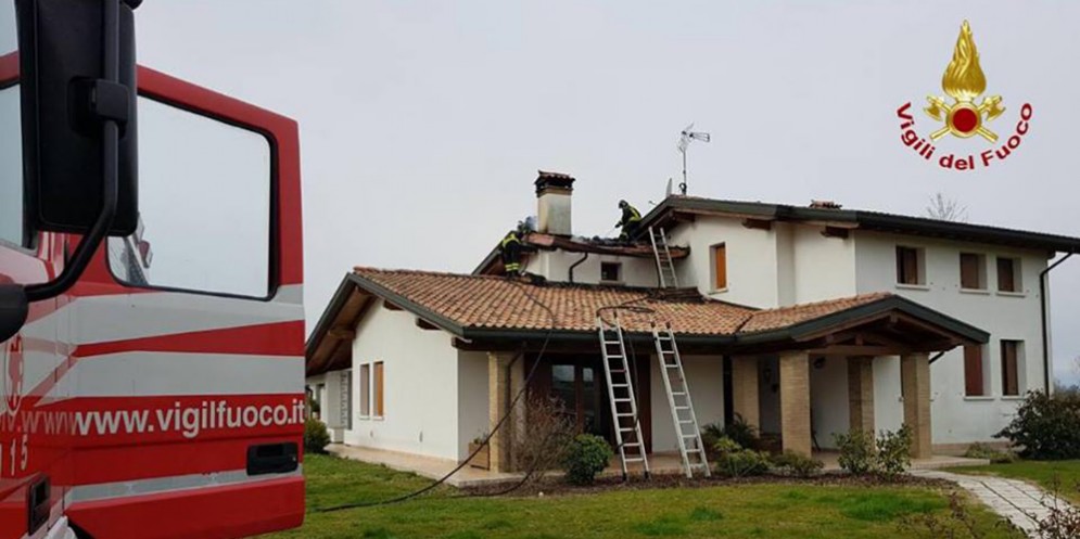 In fiamme il tetto di una casa a Taiedo di Chions: incendio domato
