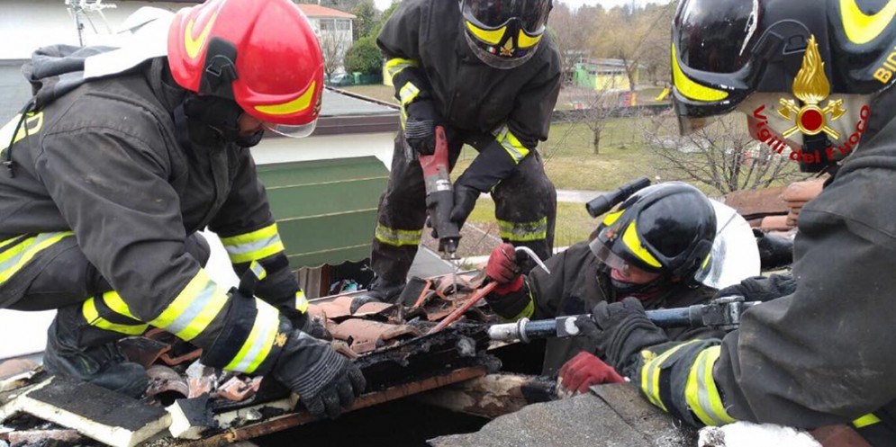 In fiamme il tetto di una casa a Pordenone: incendio domato