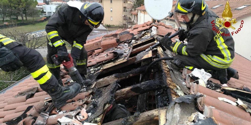 In fiamme il tetto di una casa a Pordenone: incendio domato
