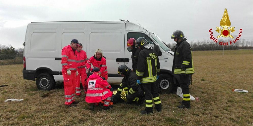 Incidente sulla SP7 ad Aviano: furgone si ribalta, un ferito