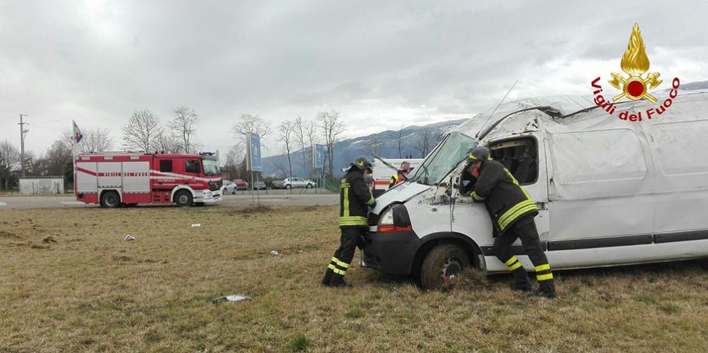 Incidente sulla SP7 ad Aviano: furgone si ribalta, un ferito