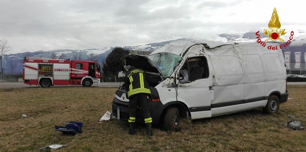 Incidente sulla SP7 ad Aviano: furgone si ribalta, un ferito
