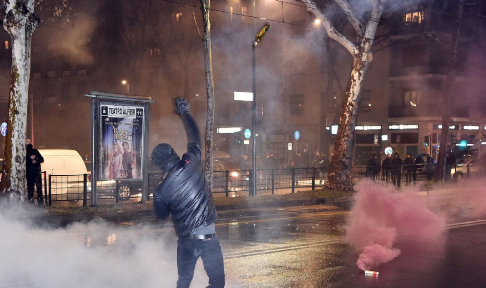 Un momento degli scontri a Torino