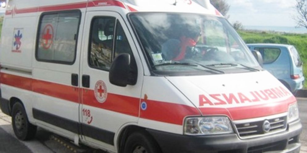 Accusa un malore mentre guida e si scontra con un'altra auto