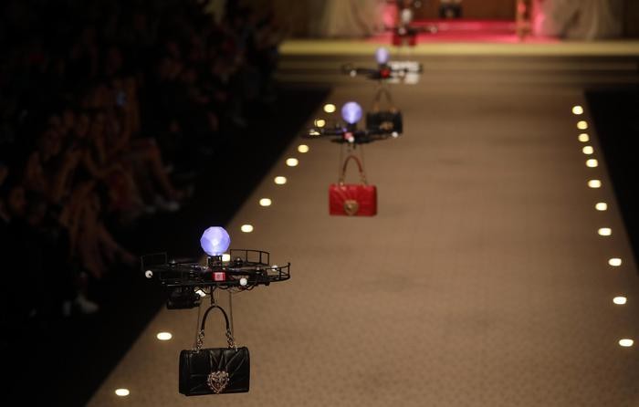 Così Dolce & Gabbana ha fatto sfilare le borse appese ai droni