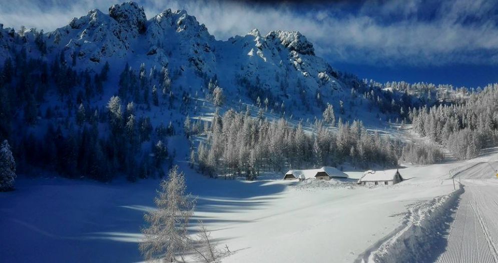Gelo e cielo terso: lo spettacolo di Malga Lussari