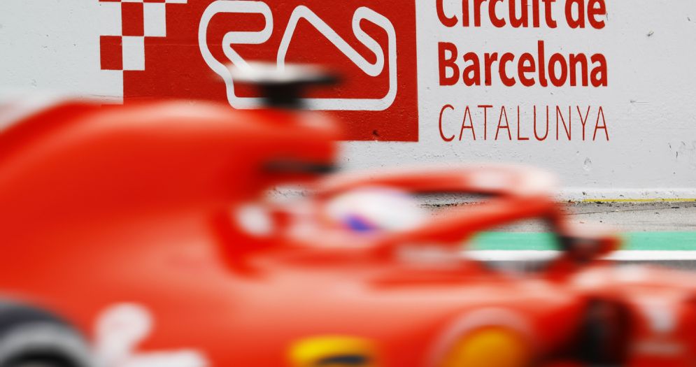La Ferrari di Kimi Raikkonen esce dai box a Barcellona